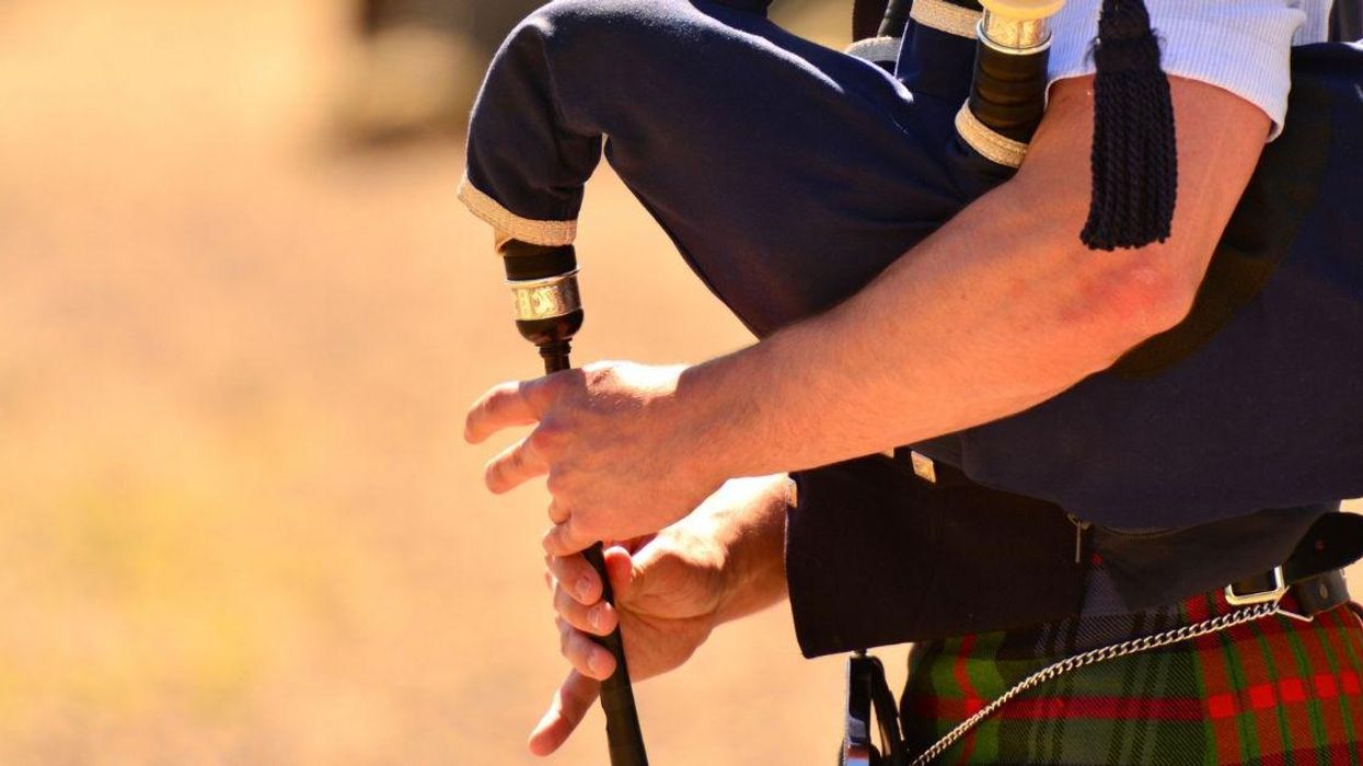 Annoyed Student Tapes Up Note In Public Begging Bagpiper To Stop Playing After Eight Days Straight