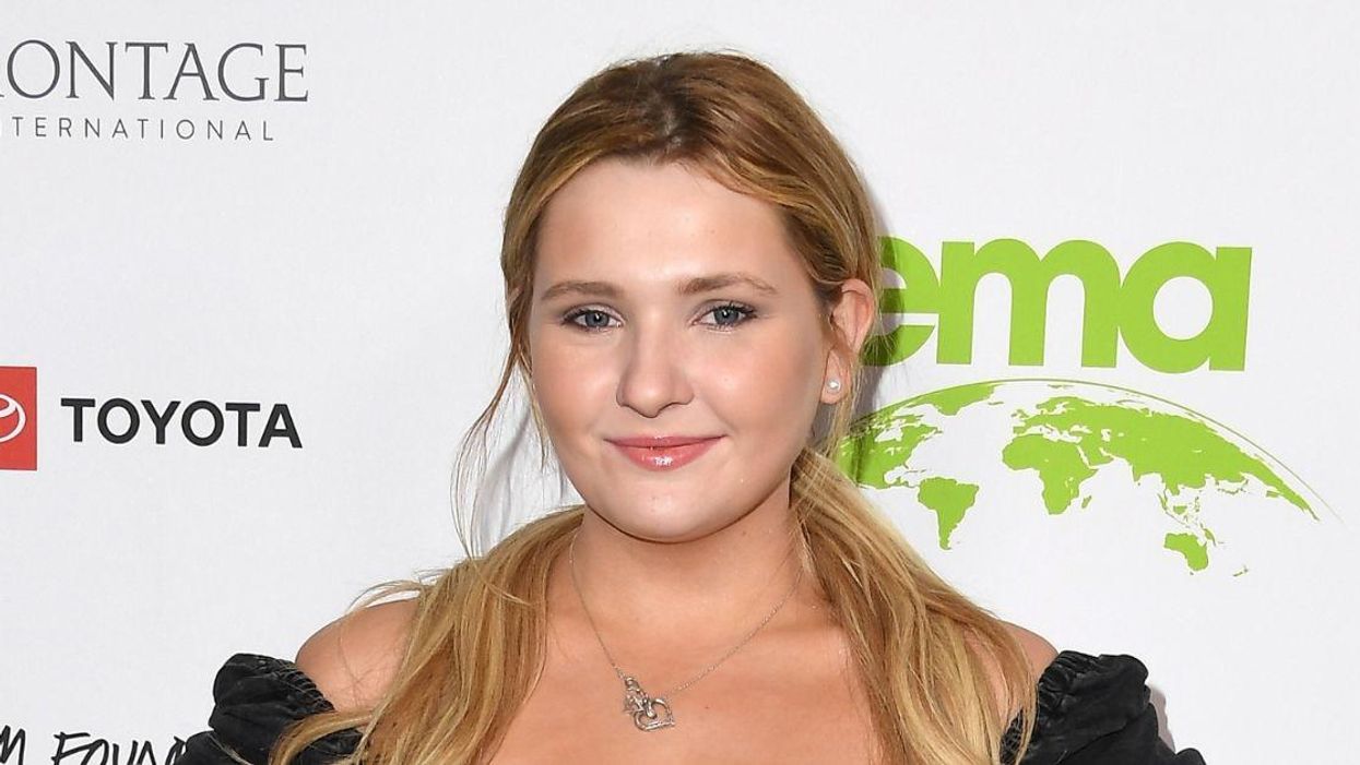 Abigail Breslin Destroys Troll Who Called Her A 'Loser' For Wearing A Mask On Roller Coaster