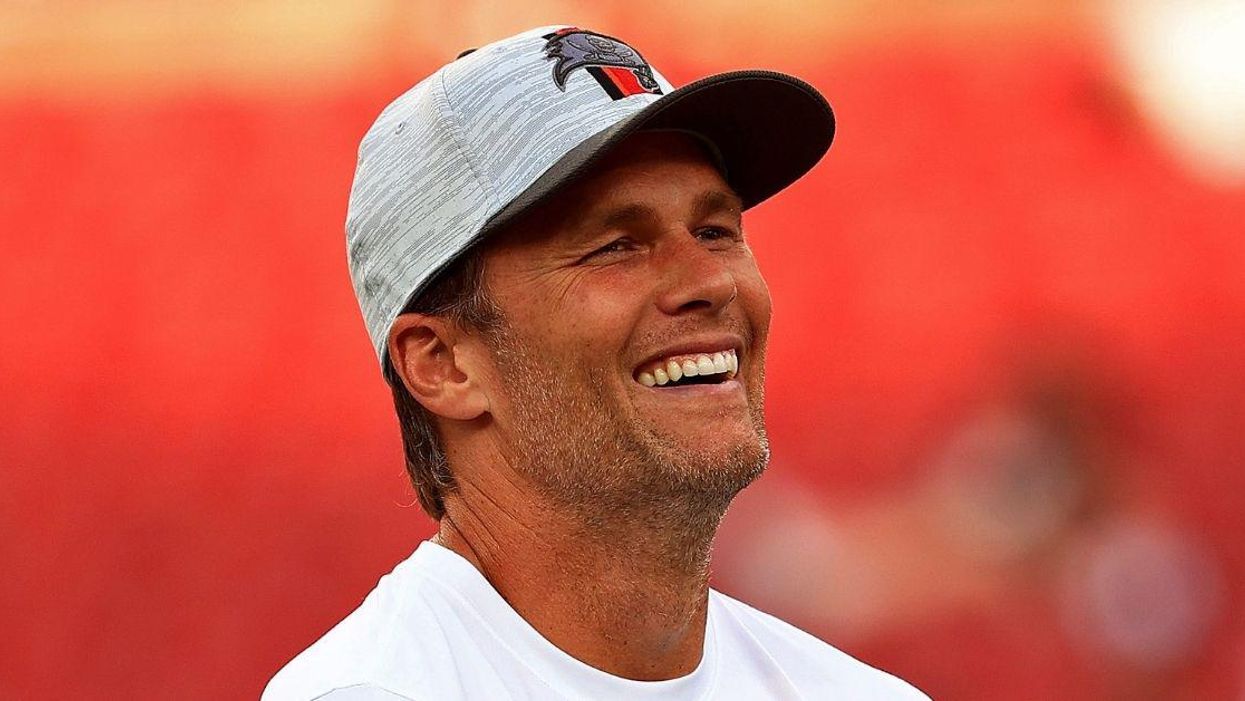 Tom Brady's Reaction To The Super Bowl Calendar Alert On His Phone Is Relatable AF—And Fans Are LOLing
