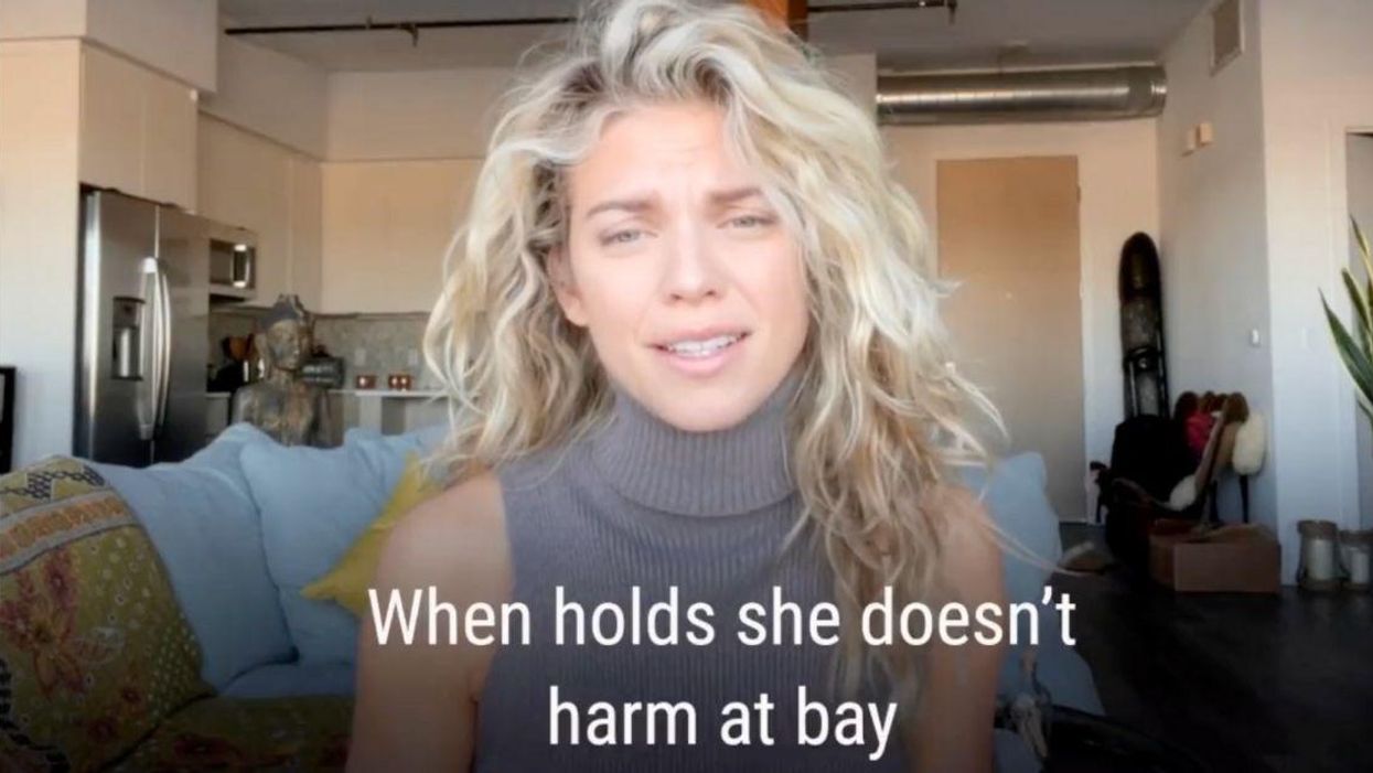 Former '90210' Star Reads Poem About Wishing She Was Putin's Mom—And It's A Major Cringefest