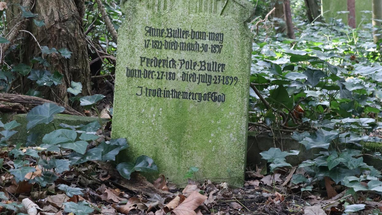 People Share What Inscription They Want On Their Tombstone