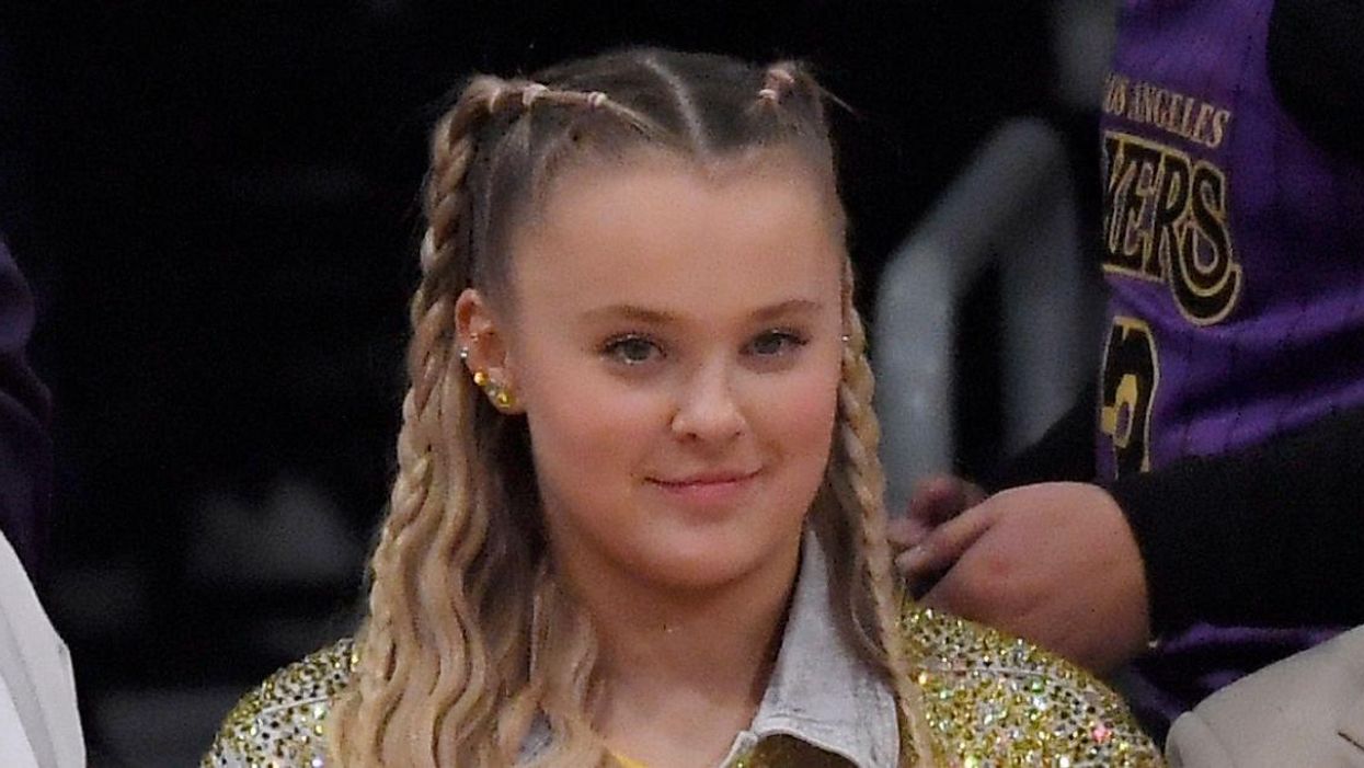 JoJo Siwa Has Mic Drop Response After Fan Told Her To Stop Talking About Being Gay At Concerts