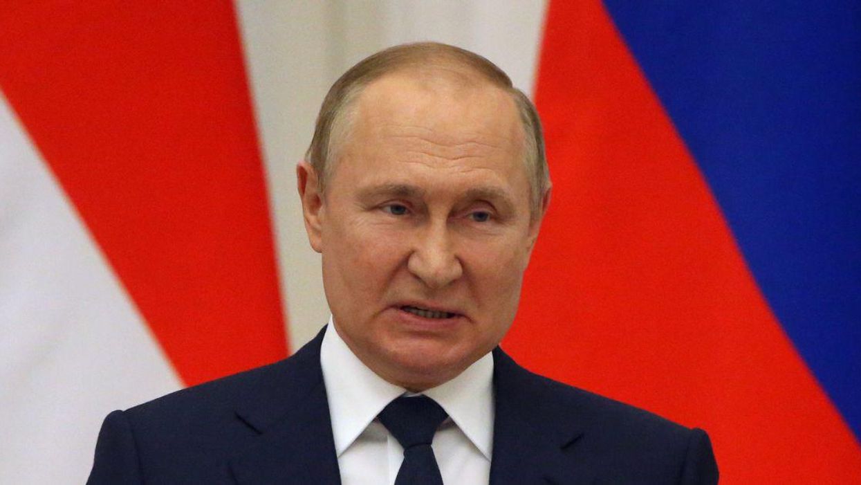 Putin Roasted After Holding Meeting With Just Five People At Yet Another Comically-Large Table