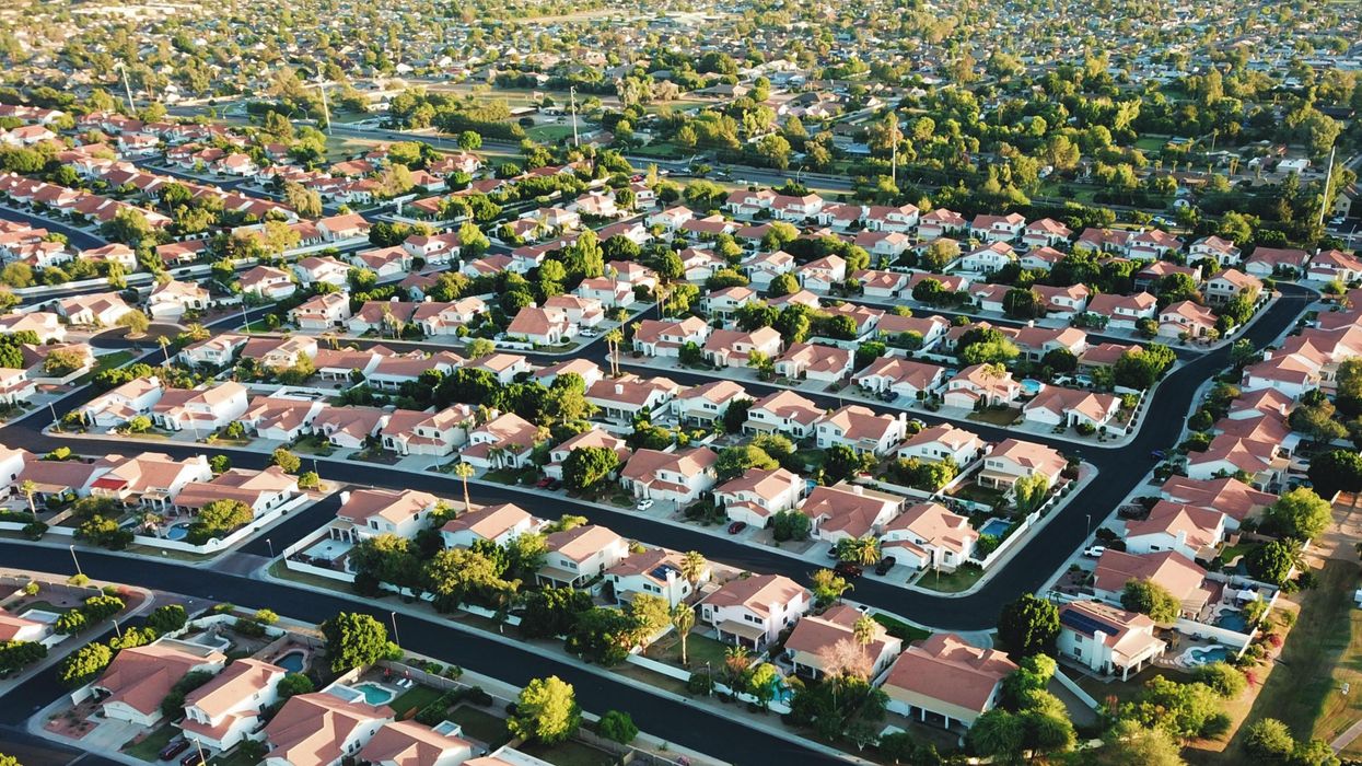 People Share The Absolute Craziest Rules In Their Homeowner's Association Agreement