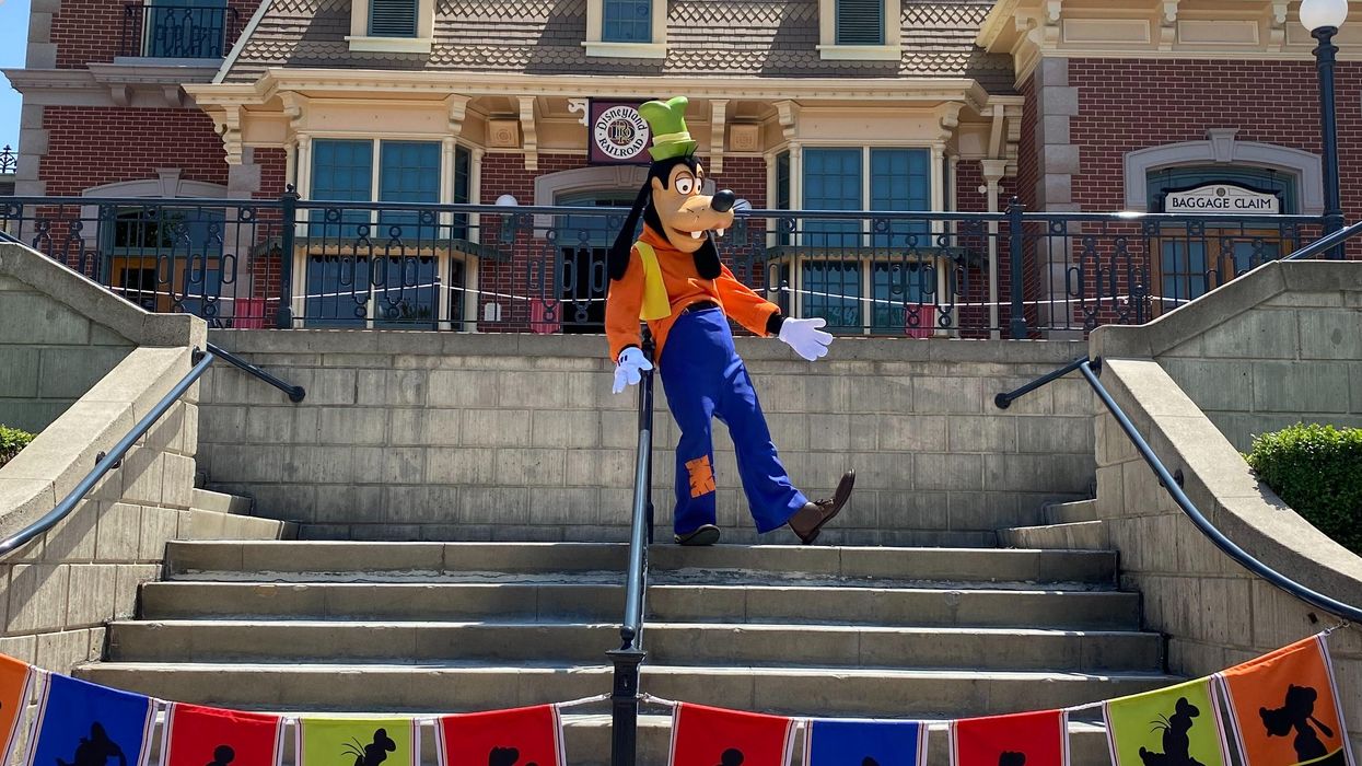 Moments When Disney Theme Park Cast Members Had To Break Character