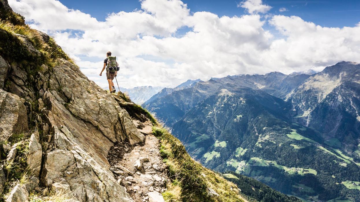 People Share What Their Reaction Would Be To Meeting A Naked Hiker On The Trail