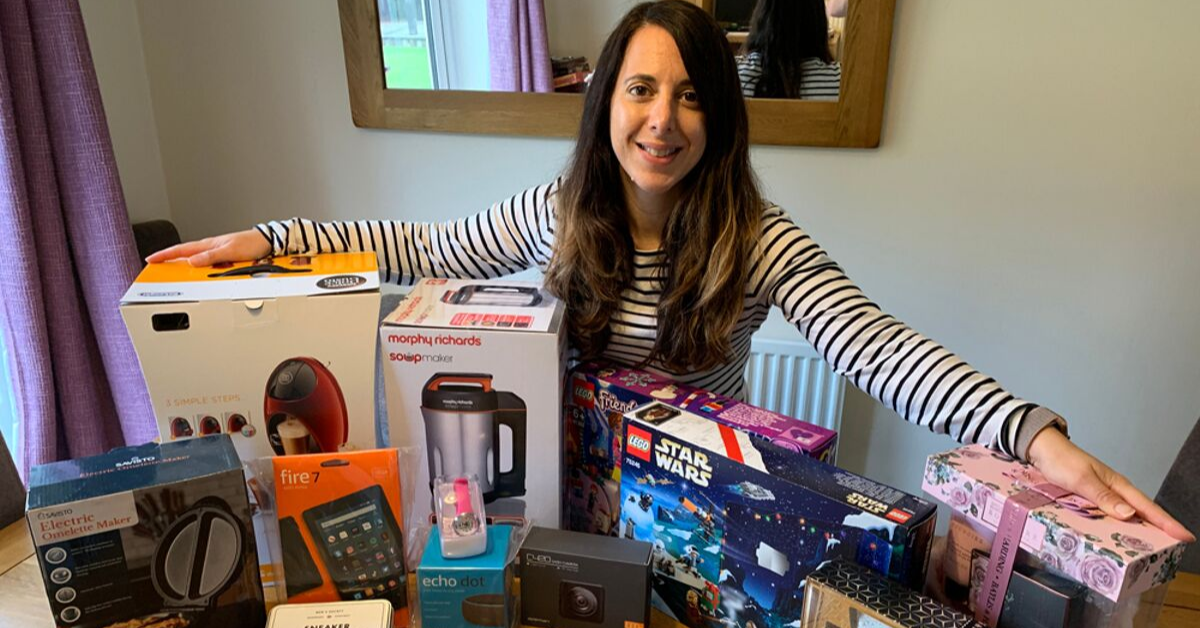 Real Life Fairy Godmother Helps 2,000 Strangers By Giving Them Over $90k Worth Of Freebies