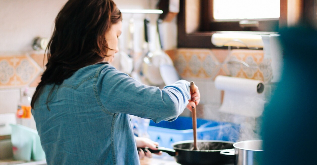 Man Creeps Out His Neighbor After Offering To Pay Her To Make Some Extra Food For Him When She Cooks
