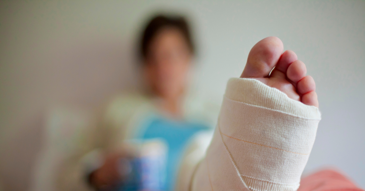 Woman Who Booked An Entire Row Of Seats On A Crowded Airplane Just For Her Broken Leg Asks If She's In The Wrong For Not Giving Up The Extra Seats