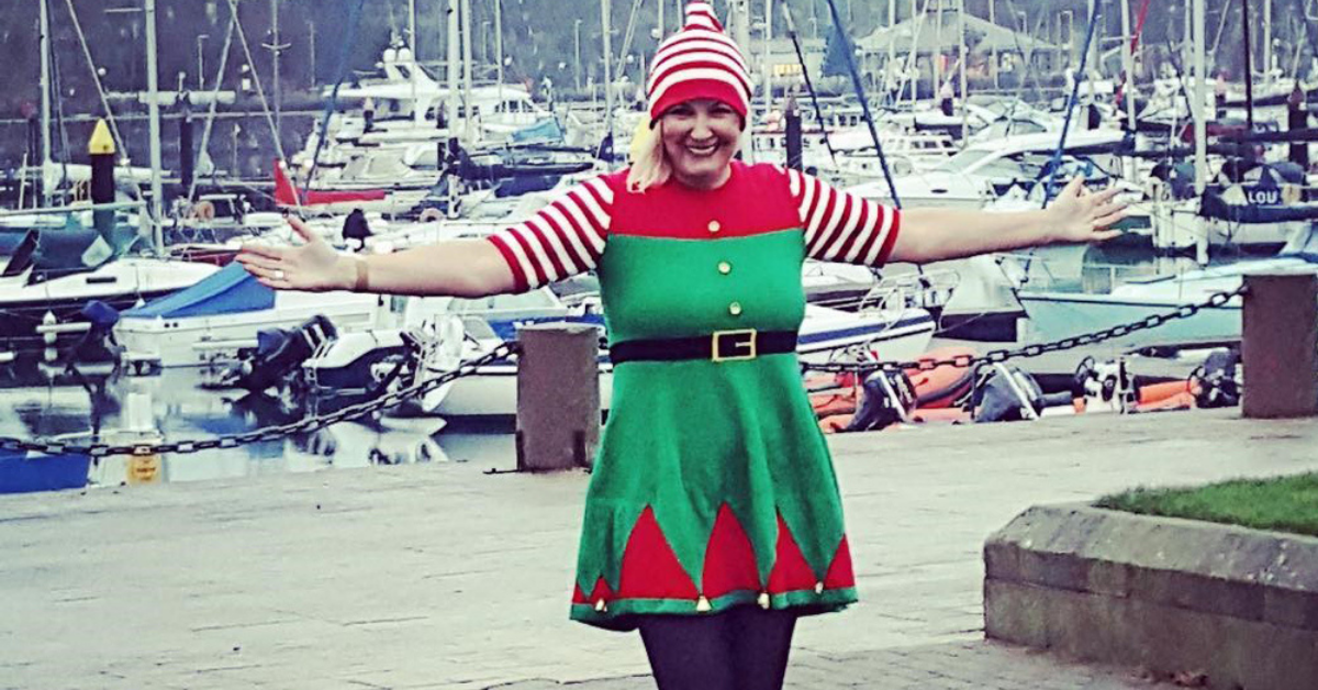 Christmas-Obsessed Grandma Transforms Herself Into A Living Elf On The Shelf For Fifth Year In A Row