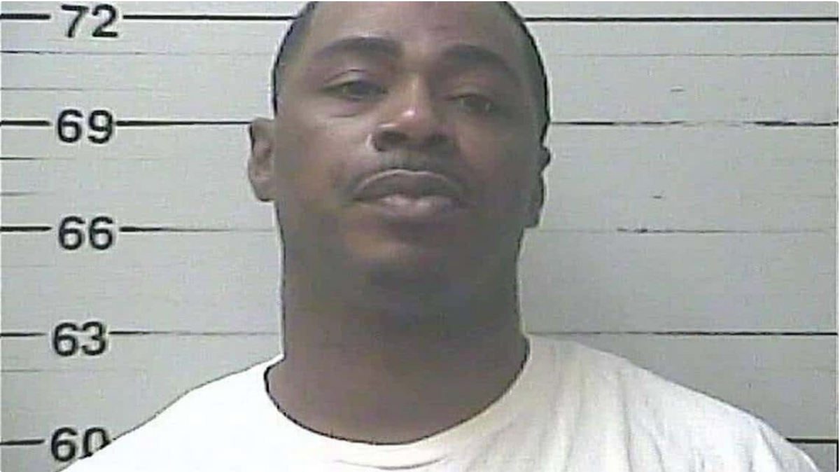 Mississippi Police Called Out After Posing For Smiling Photo With Black Suspect After Manhunt