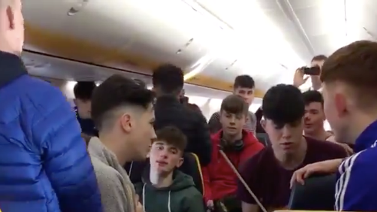 Group Of Irish Students Entertain Ryanair Flight With Impromptu Song And Dance š