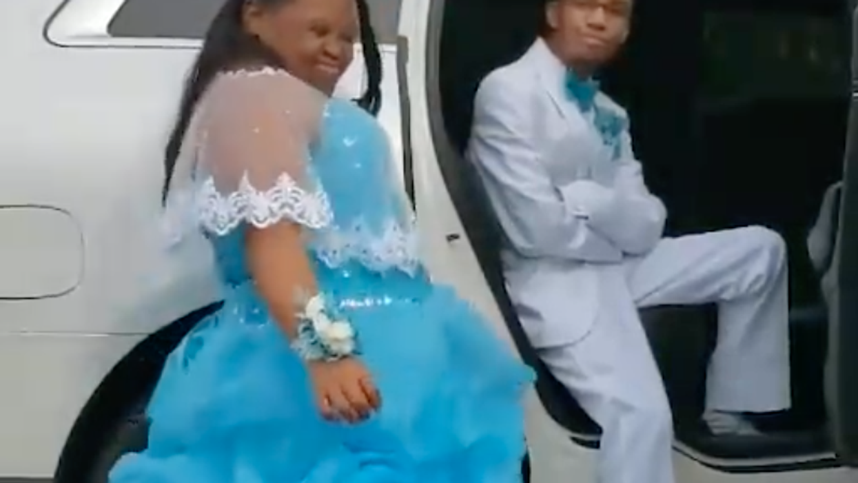 Everyone's Loving Two Teens Whose Learning Disabilities Won't Stop Them From Serving Fabulously Fierce Prom Poses