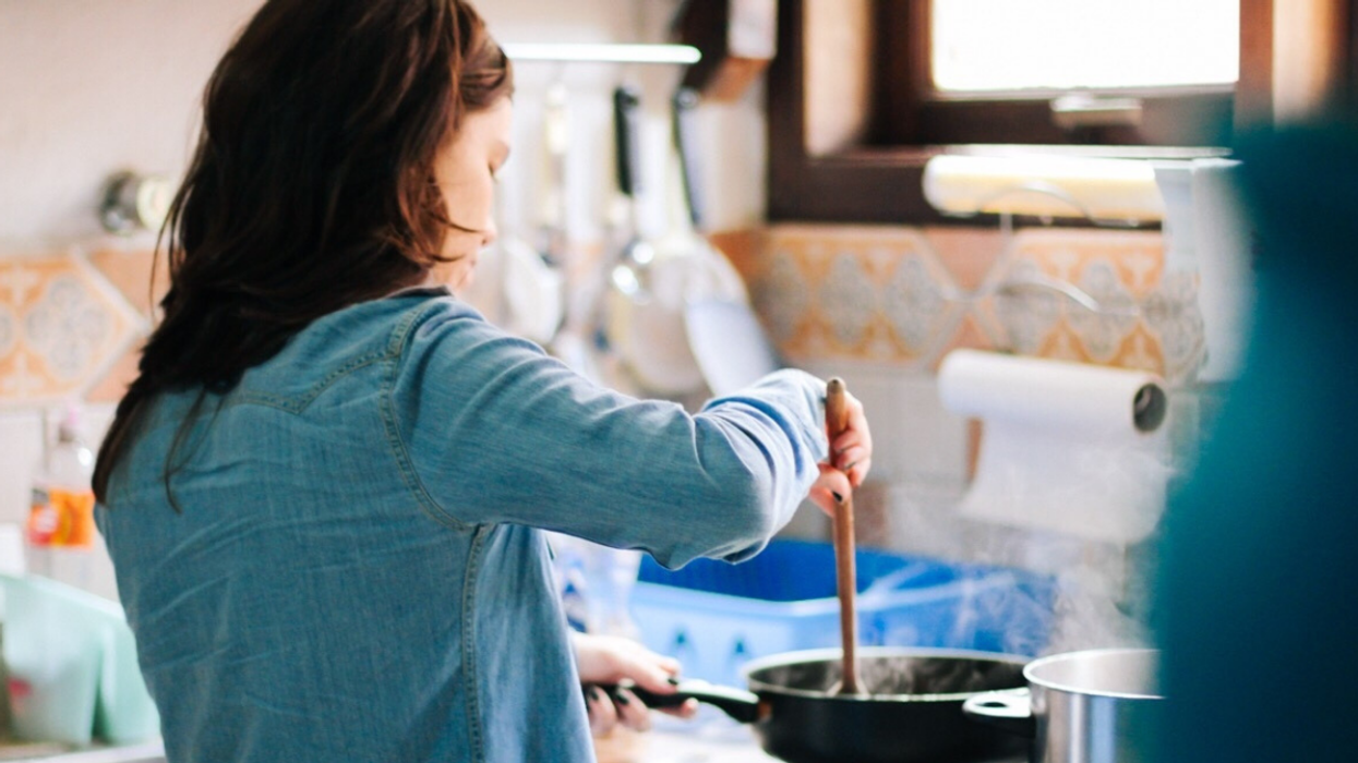 Man Creeps Out Female Neighbor Whose Name He Doesn't Know By Offering To Pay Her To Cook For Him