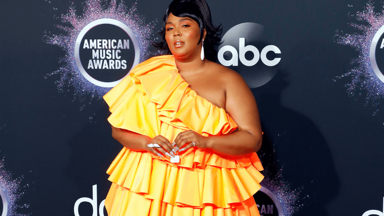 Lizzo Asked Fans To Photoshop Her Tiny AMAs Purse To Look Huge, And They Delivered