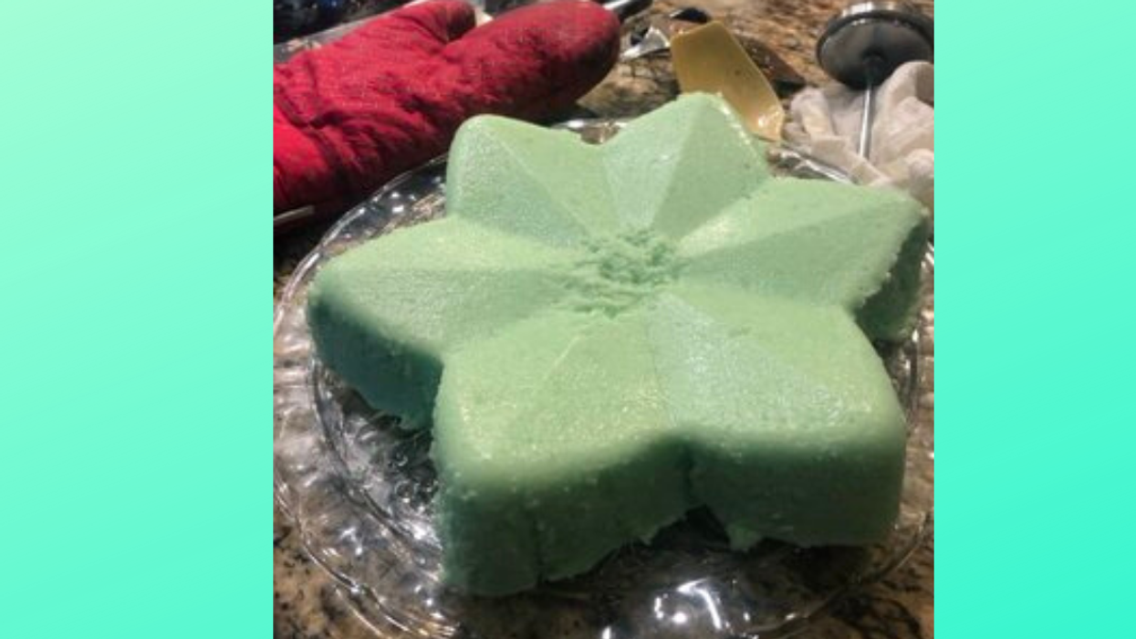 Writer Inspires Thread Of Bizarre Thanksgiving Side Dishes After Sharing Her Family's 'Seafoam Salad' Recipe