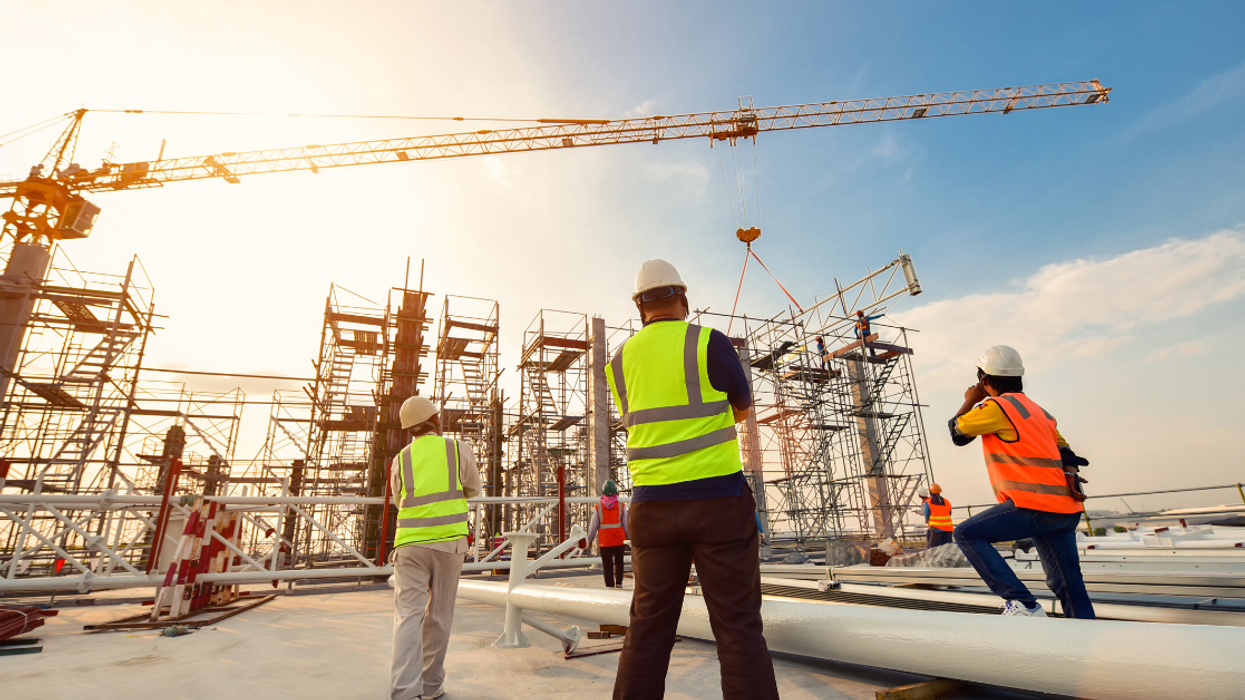 Construction Worker's Story About Accidentally Spooning With His Boss At His First Day On The Job Is Super Cringey