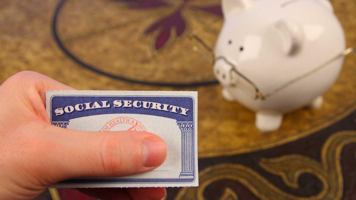 Guy Shuts Down Electricity To His Mom's House After Finding Out She Fraudulently Used His Social Security Number