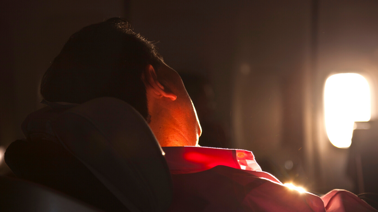 Man Falls Asleep On Plane, And Awkwardly Wakes Up With His Head On The Teen Girl Next To Him–And Her Dad Was Having None Of It