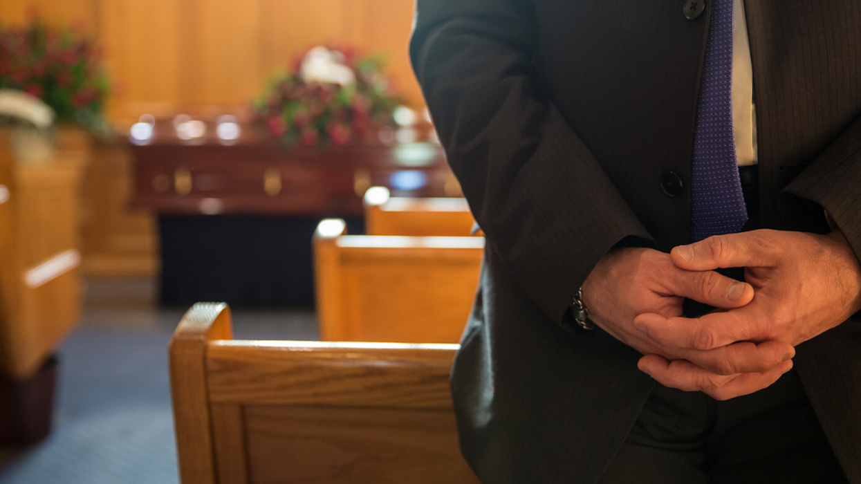 Guy Mindlessly Utters Cringeworthy Comment While Making Small Talk At Funeral That Backfires Instantly