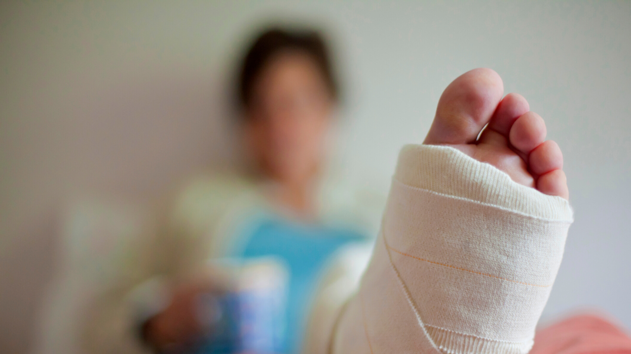 Woman Who Booked An Entire Row Of Seats On A Crowded Airplane Just For Her Broken Leg Asks If She's In The Wrong For Not Giving Up The Extra Seats