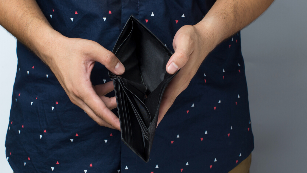 Redditor Sparks Drama After Accusing Their Financially-Challenged Friend Of 'Choosing To Be Poor'