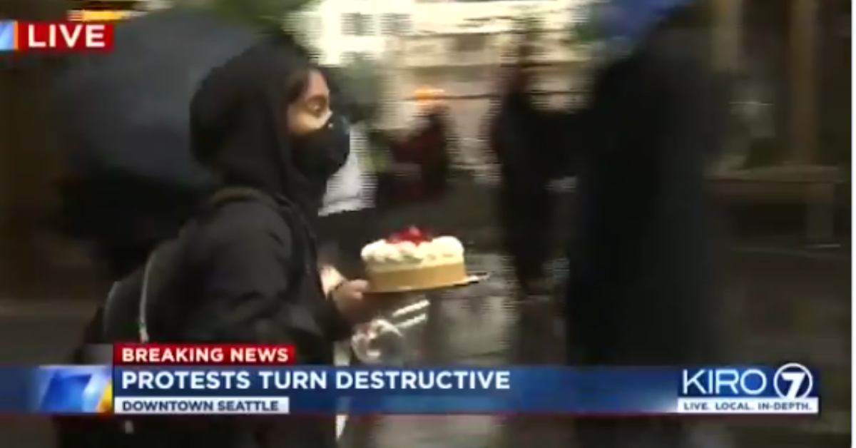 News Camera Catches Woman Casually Walking Off With Entire Cheesecake During Looting Of Seattle Cheesecake Factory