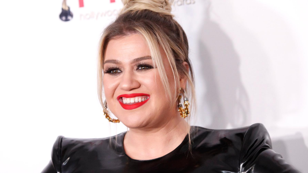 Kelly Clarkson Has Powerful Response To Troll Who Tried To Shame Her For Being A Working Mom