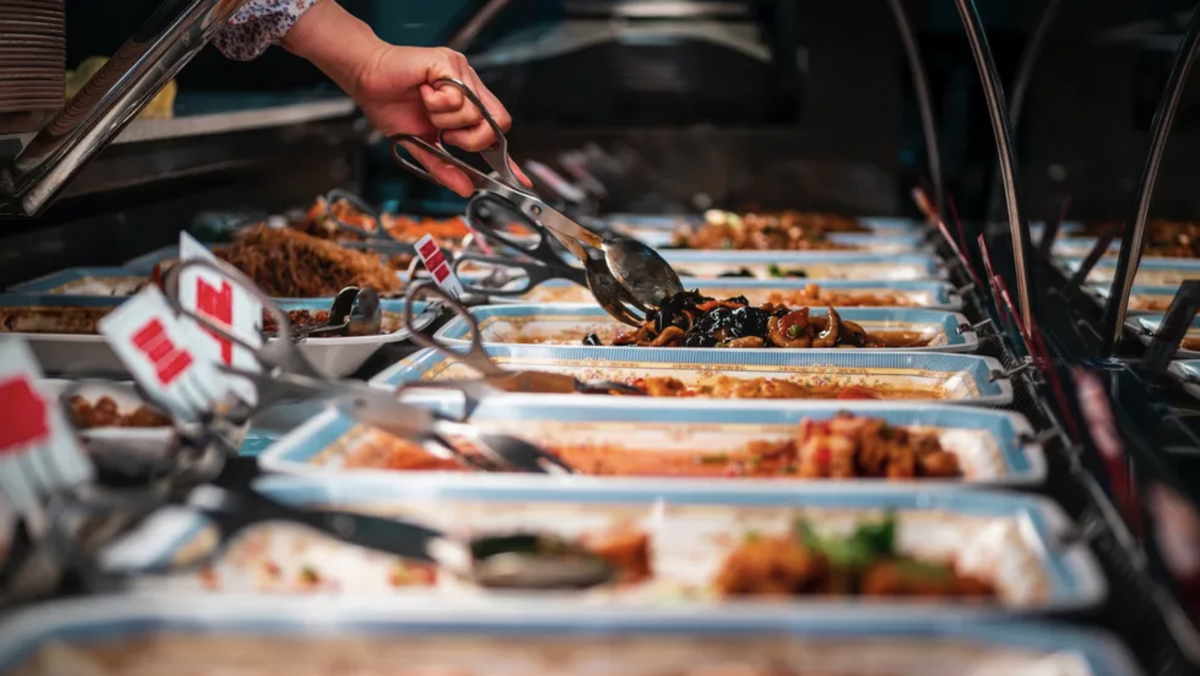 Non-Vegetarian Guy Gets Chewed Out By Woman At Buffet For Taking Food From Vegetarian Section