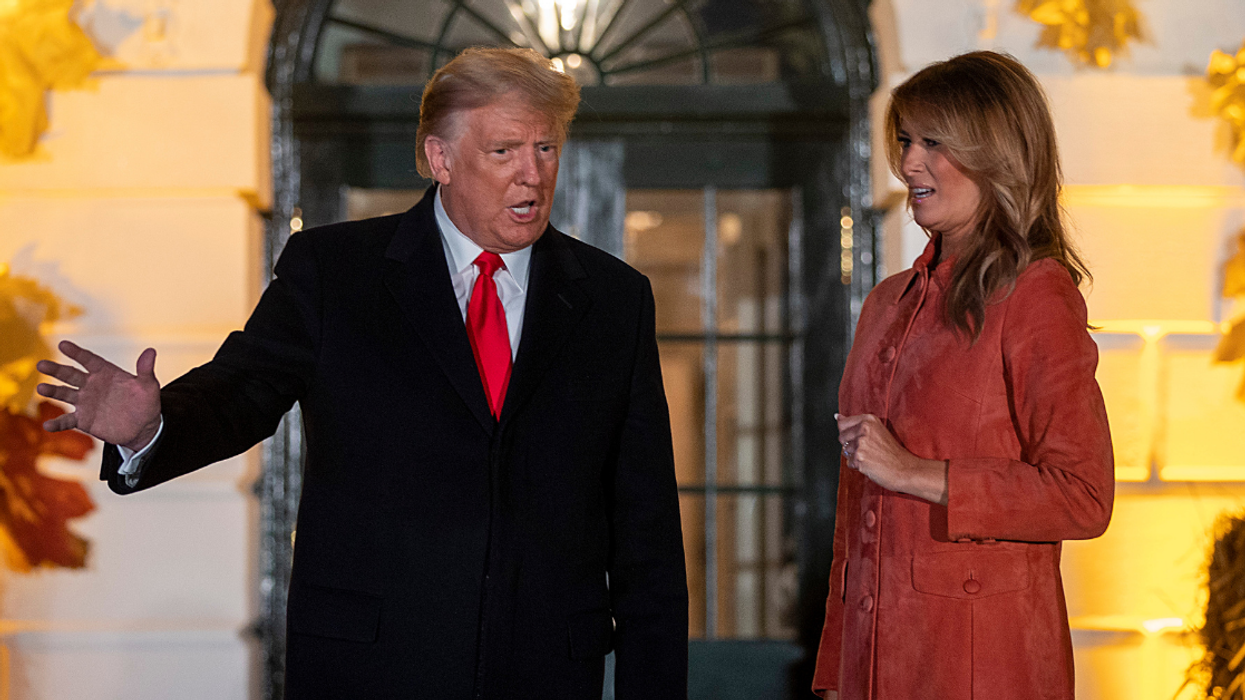 A Puzzling New Photo Of The Trumps Just Kicked Those 'Fake Melania' Theories Back Into High Gear