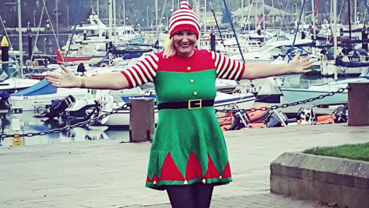 Christmas-Obsessed Grandma Transforms Herself Into A Living Elf On The Shelf For Fifth Year In A Row