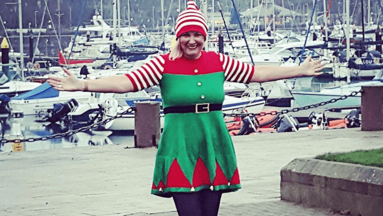 Christmas-Obsessed Grandma Transforms Herself Into A Living Elf On The Shelf For Fifth Year In A Row