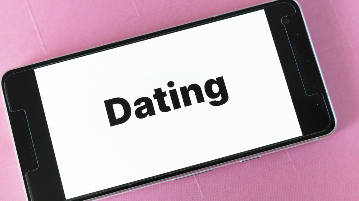 Flirting Experts Share Social Cues For Oblivious People To Look Out For