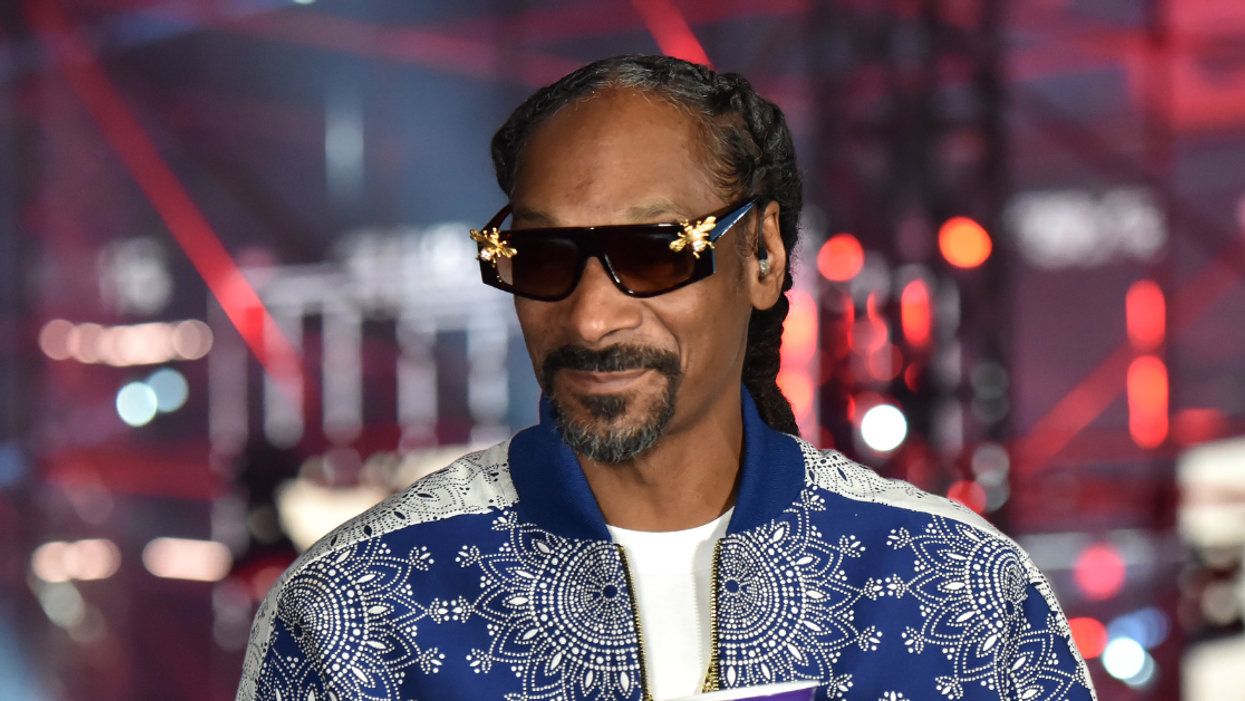 Twitter LOLs After Guy's Mom Poses For Photo With Snoop Dogg Lookalike And Has No Idea It Isn't Actually Him