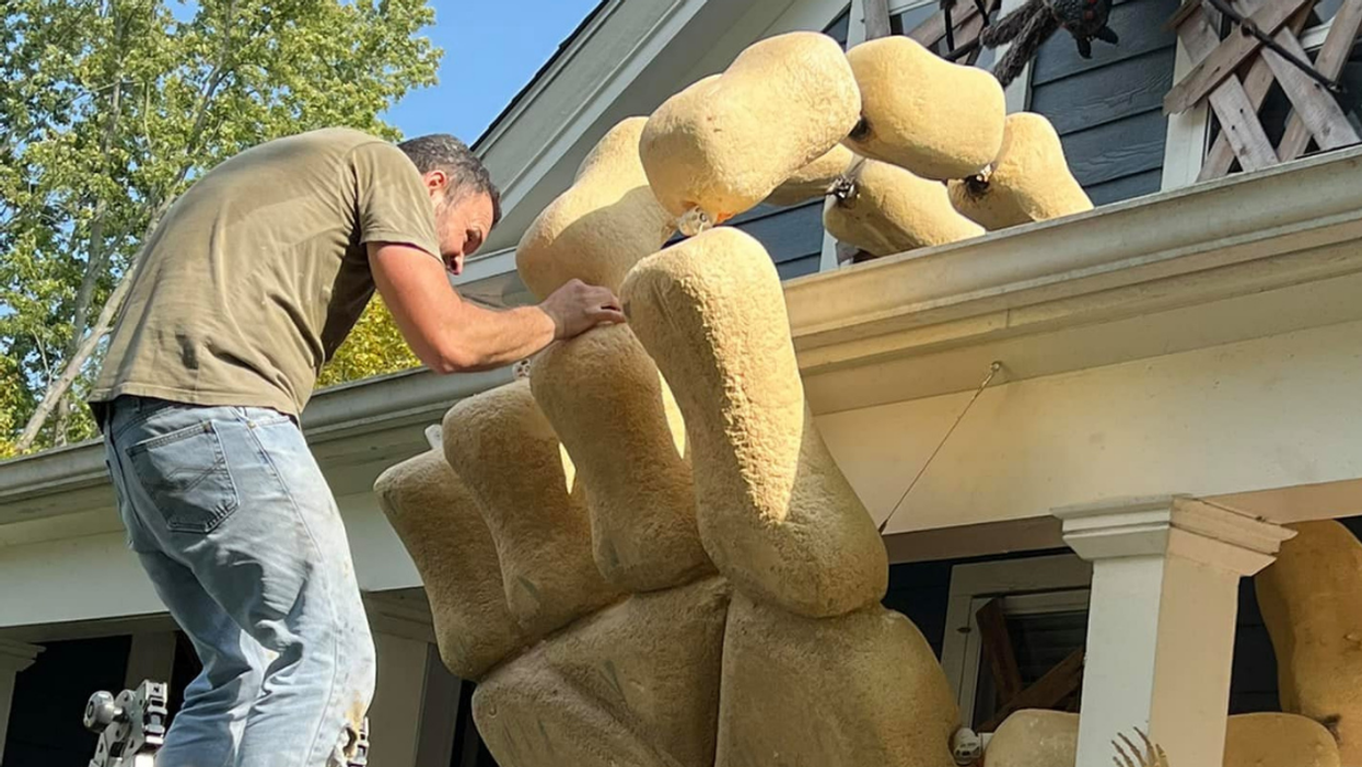 Ohio Man One-Ups That 12-Foot Home Depot Skeleton With One That Completely Dwarfs It