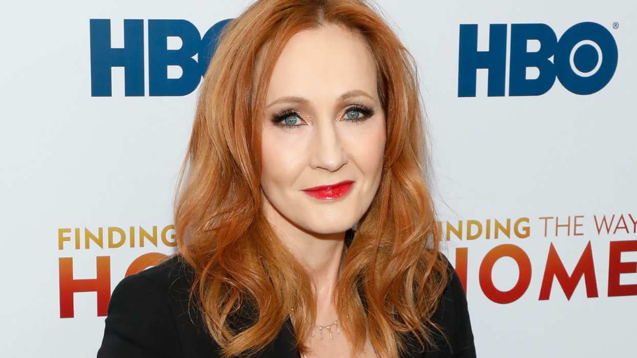 A NYC Barnes & Noble Just Threw Some Serious Shade At JK Rowling With New Book Display