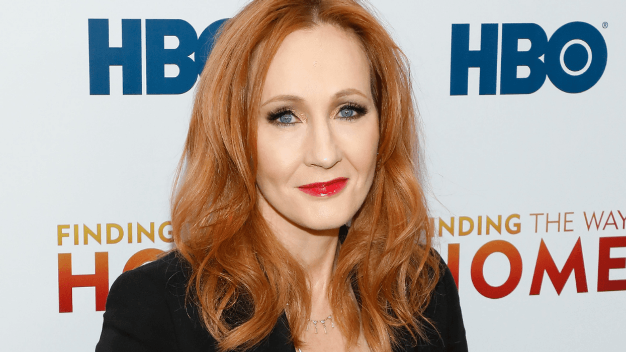 A NYC Barnes & Noble Just Threw Some Serious Shade At JK Rowling With New Book Display