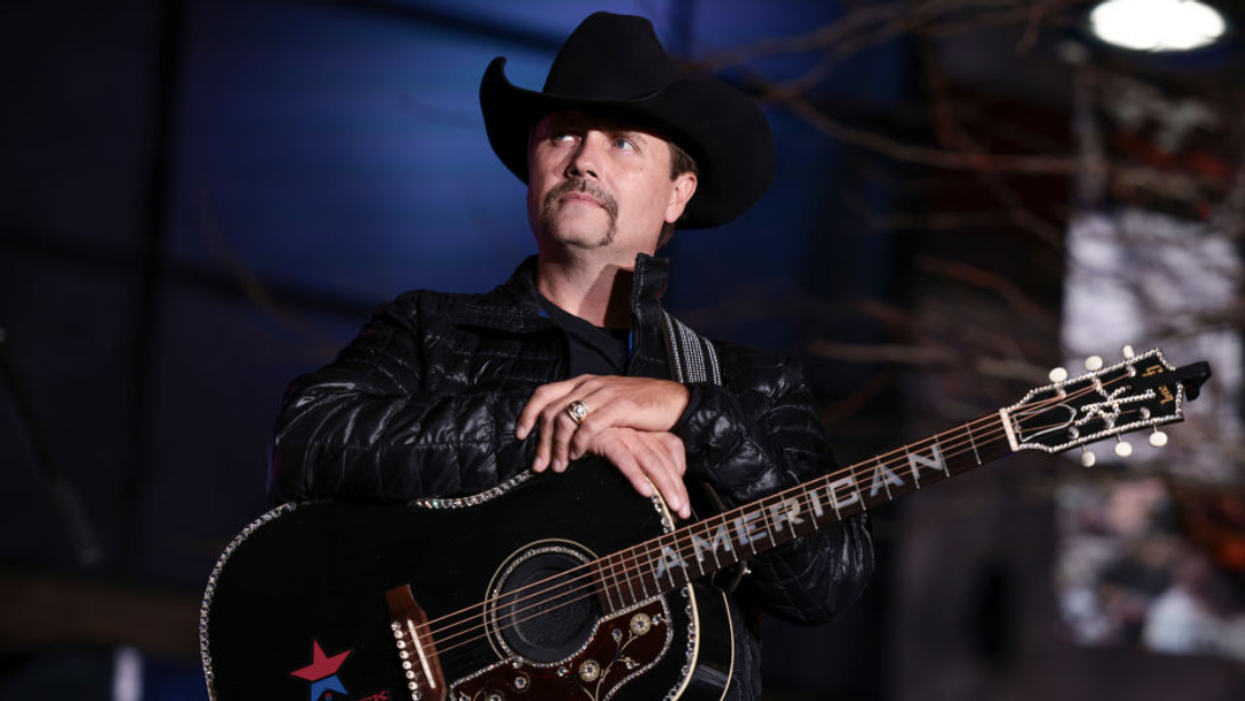 Book Ban-Supporting Country Star Says Teachers Are Worse Than Predatory Pedophiles 'In A White Van'