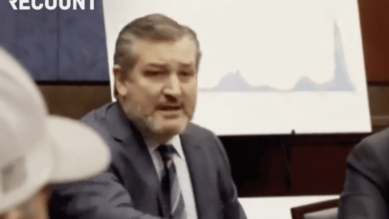 Cruz Claims Airline Staff Hug and Thank Him for 'Fighting for Us' and Everyone's Calling BS