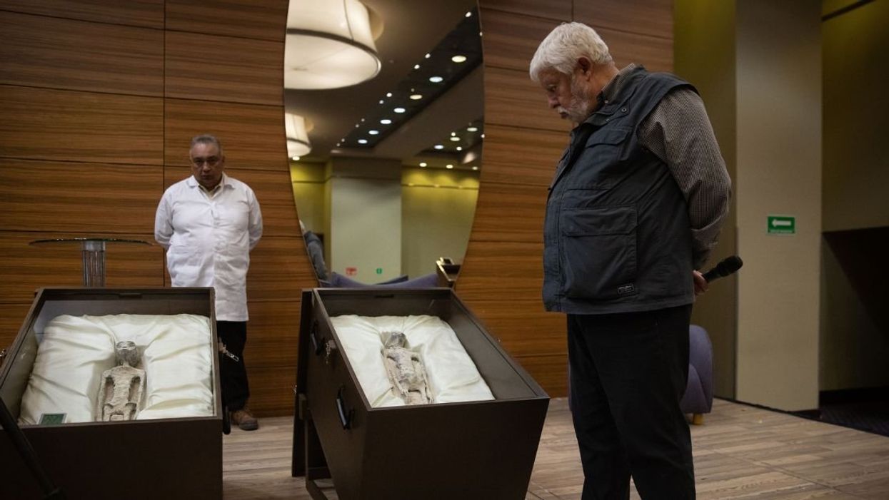 Jaime Maussan with the two alleged alien remains