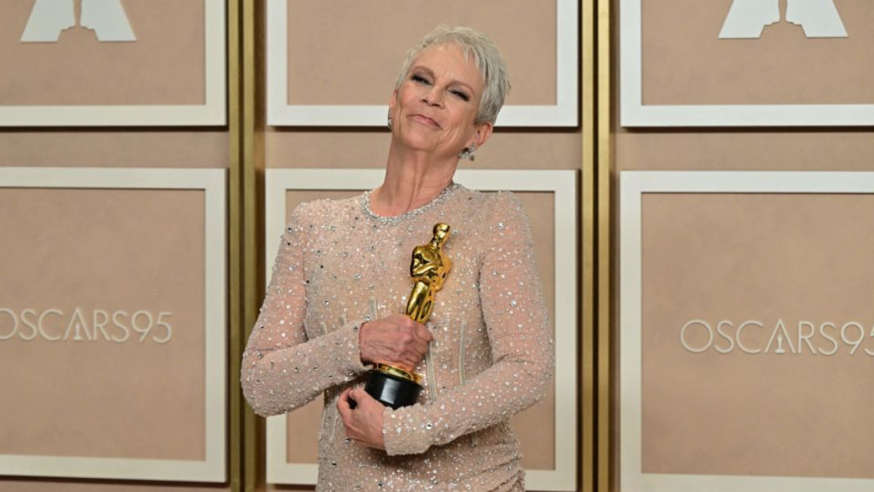 Jamie Lee Curtis with her Oscar