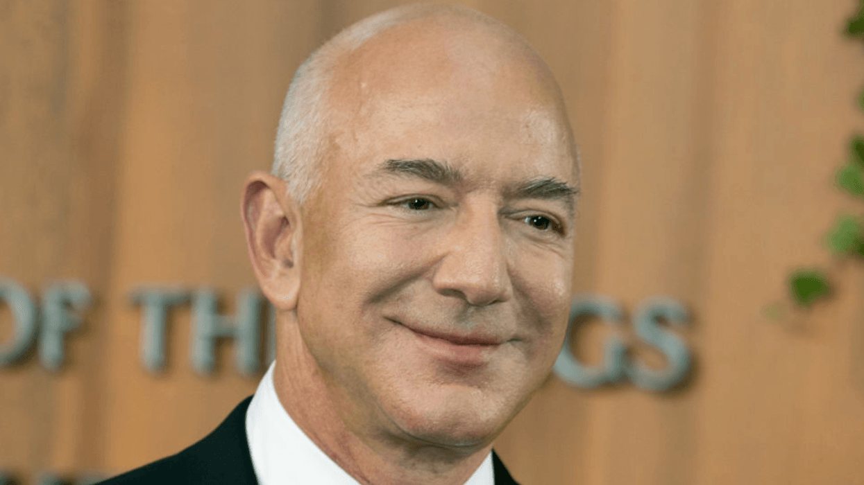Jeff Bezos Skin Jeff Bezos Face-Plants After Blue Origin Flight: VIDEO - Comic Sands