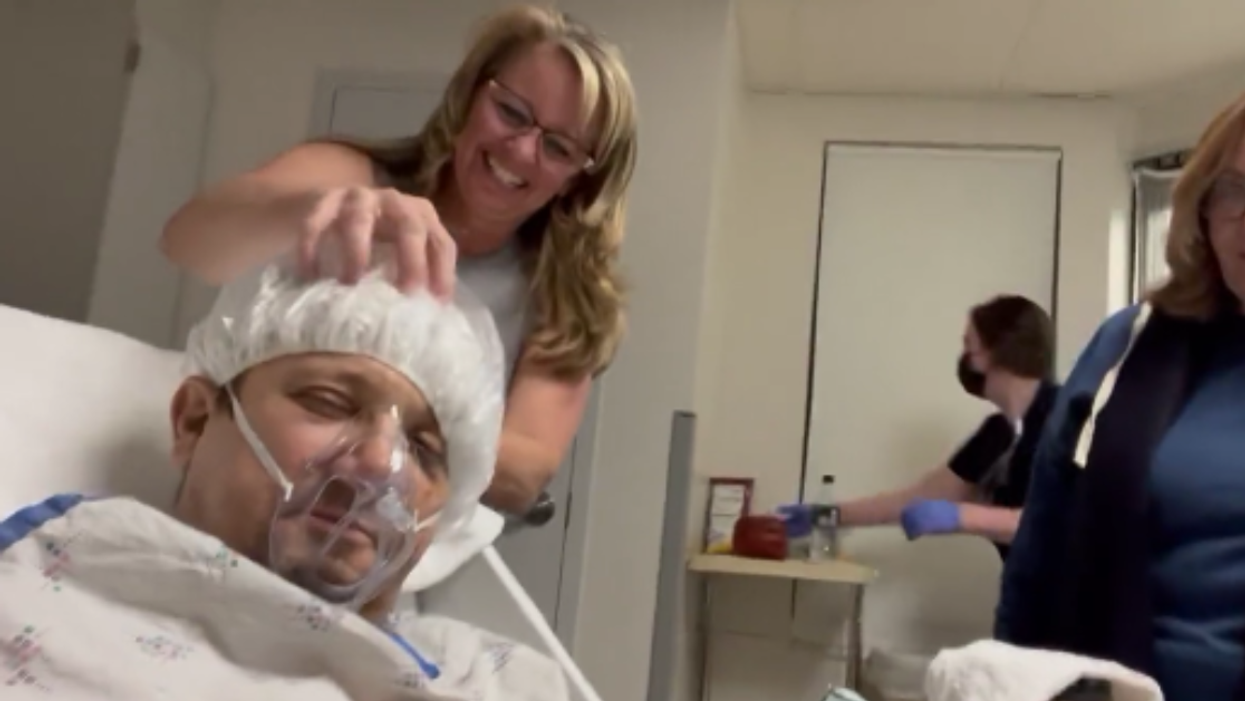 Jeremy Renner with mother and sister in ICU