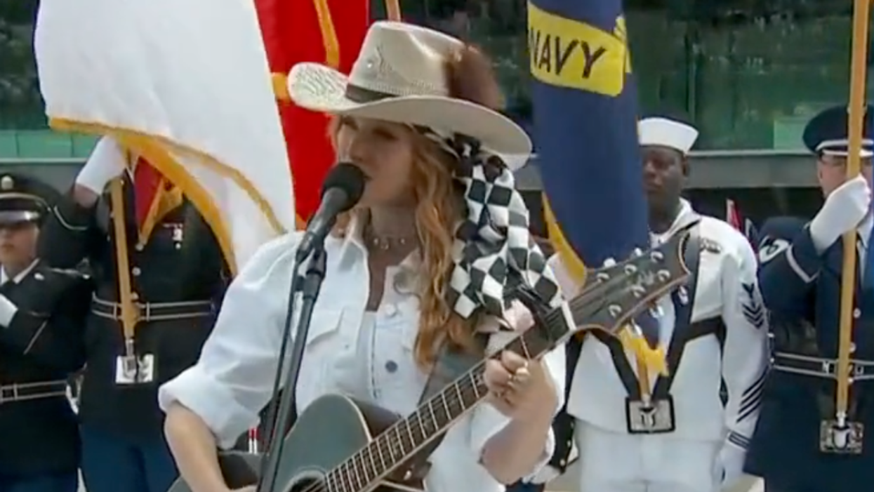 Jewel singing the national anthem