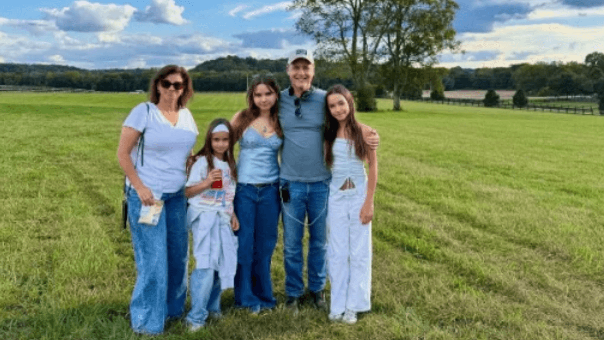 Kim Painter, Nixie Barbara, Mabel, Chad Lowe, and Fiona Hepler