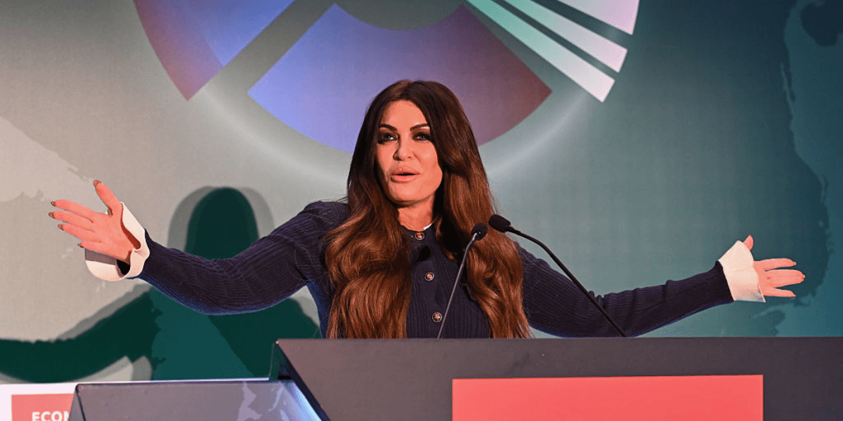Η Kimberly Guilfoyle σύρθηκε σκληρά για την τελετή κοπής της κορδέλας στην Ελλάδα για τα νέα McDonald’s