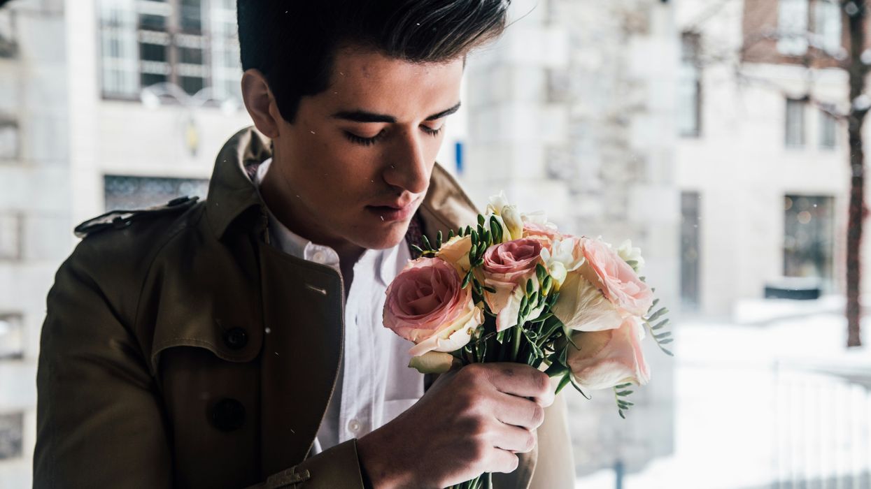 Man holding a bouquet of flowers for a first date