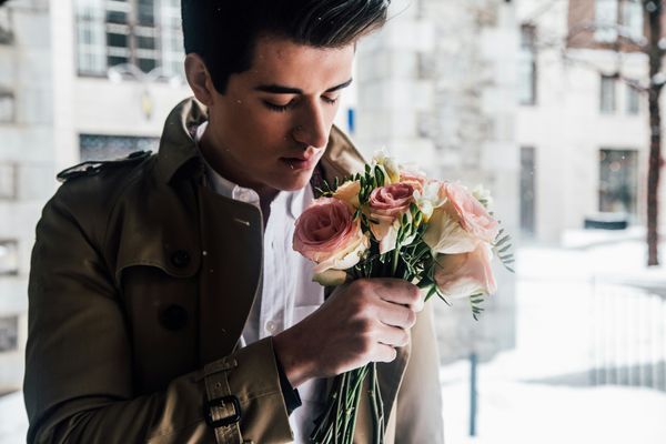 Man holding a bouquet of flowers for a first date