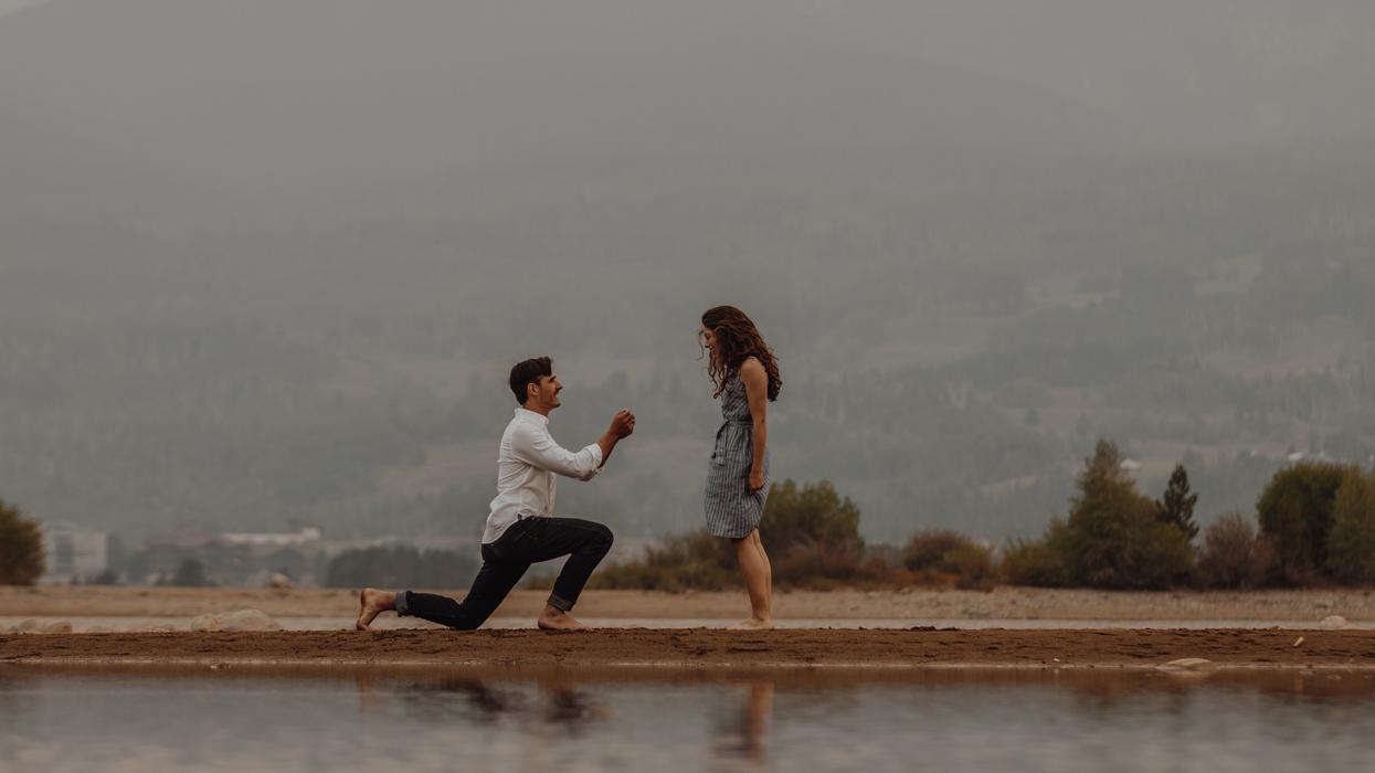Man proposing to woman