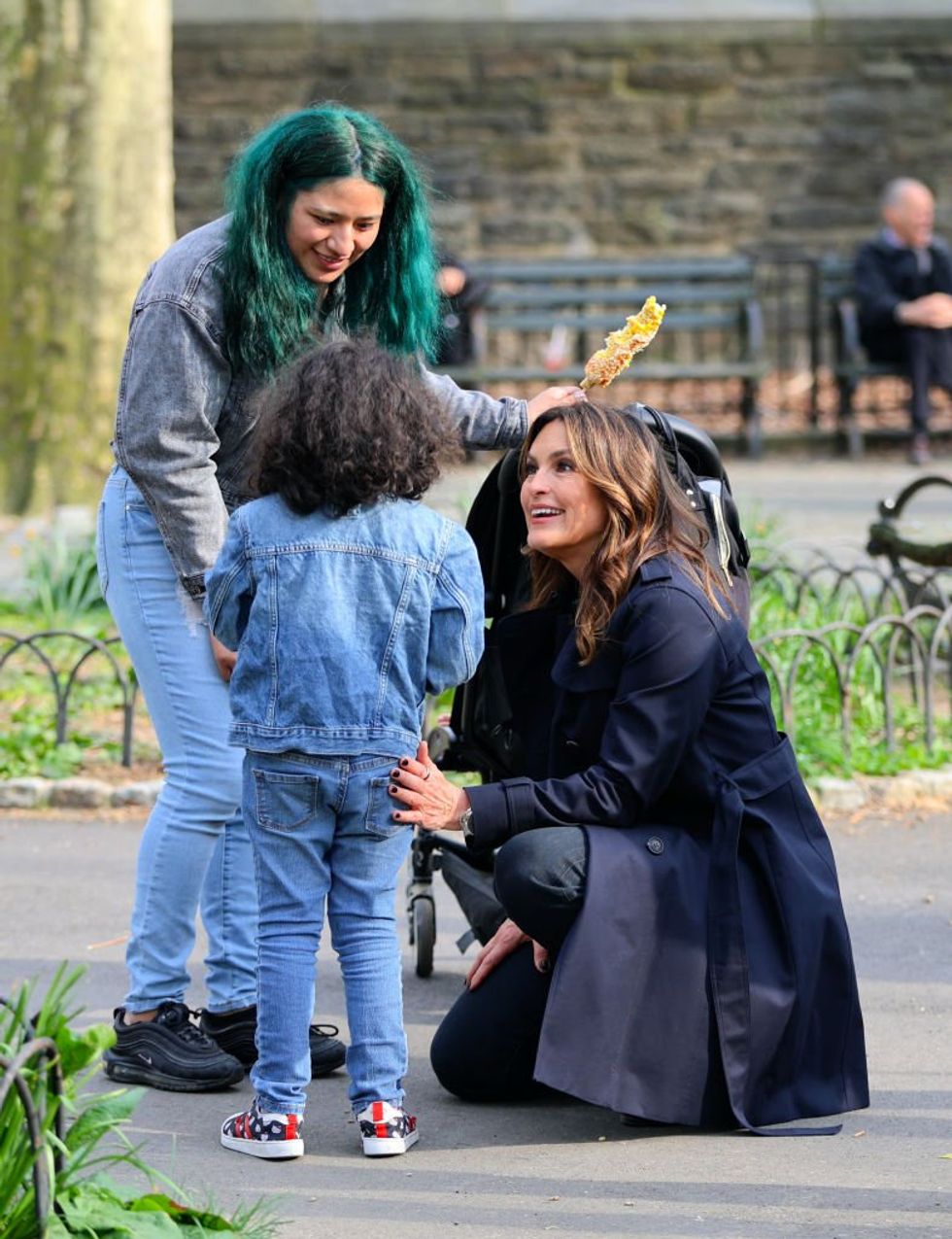 Mariska Hargitay assisting lost young girl and her mother while on set